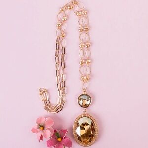 NWT! Beautiful Elegant Gold Pendant Necklace! 🤩